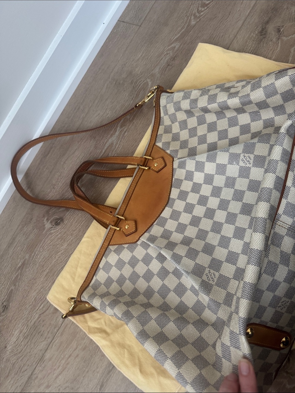 Louis Vuitton Siracusa GM bag
Damier Azur Check Tote with Tan Leather - Picture 5 of 11